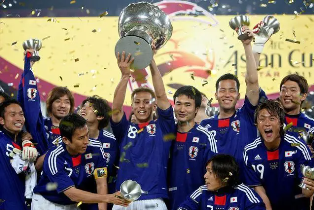 日本在哪些年份获得了亚洲杯冠军？